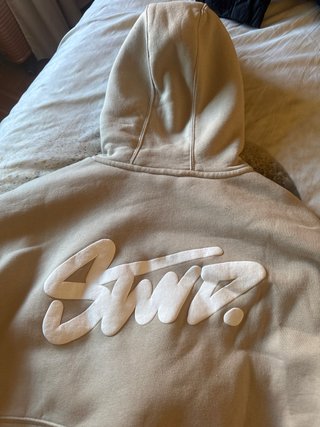 Sudadera beige con capucha y bolsillo