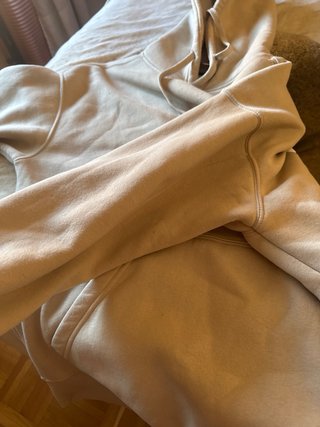 Sudadera beige con capucha y bolsillo