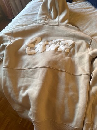 Sudadera beige con capucha y bolsillo