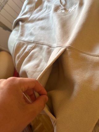Sudadera beige con capucha y bolsillo