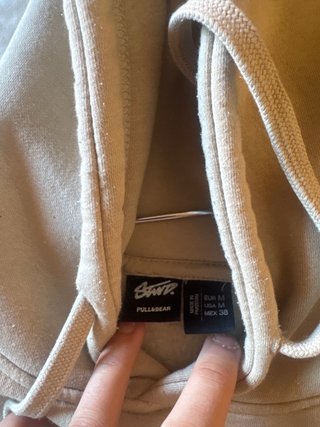 Sudadera beige con capucha y bolsillo