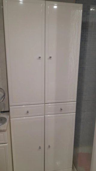 Mueble de baño lacado blanco.