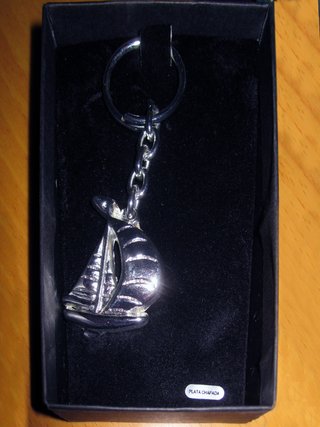 Llavero Velero. Plata chapada. Estuche regalo.