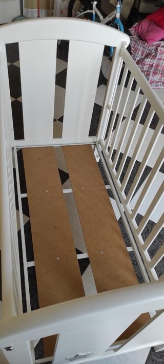 Cuna de madera blanca