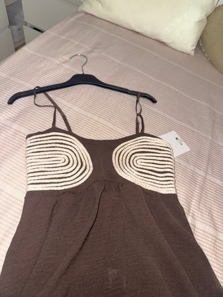Vestido marrón con detalle blanco