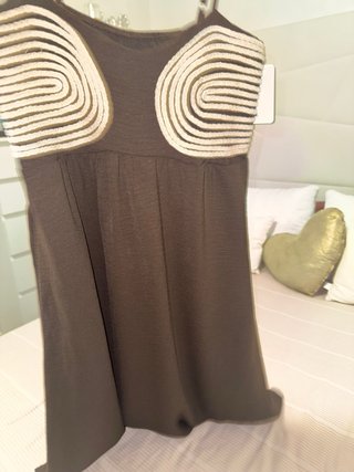Vestido marrón con detalle blanco