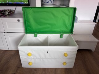 Baúl infantil IKEA tela verde y blanco