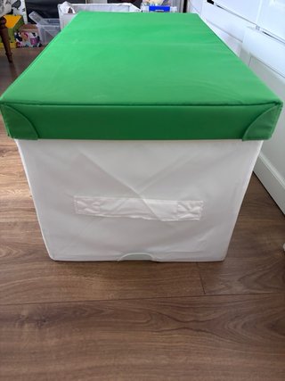 Baúl infantil IKEA tela verde y blanco