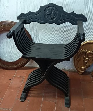 Silla antigua de madera tallada