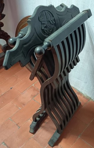 Silla antigua de madera tallada