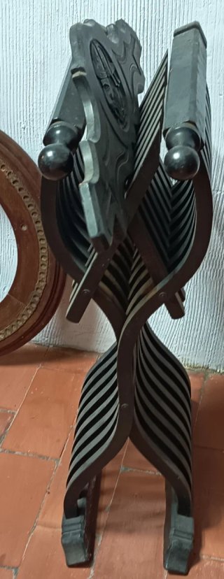 Silla antigua de madera tallada