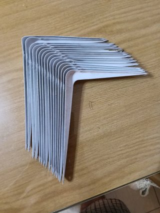 16 Soportes Metálicos para Estanterías