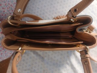 Bolso de mano con detalles de estrellas y perlas