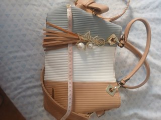 Bolso de mano con detalles de estrellas y perlas
