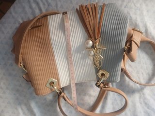 Bolso de mano con detalles de estrellas y perlas