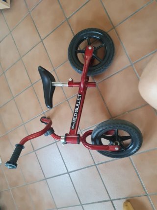 Bicicleta de equilibrio roja RED BULLET