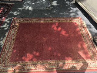 Alfombra de salón roja y dorada