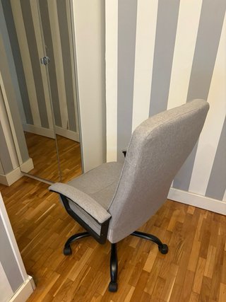 Silla de oficina gris tela
