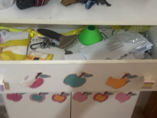 Mueble Zapatero Blanco con Dibujos de Manzanas