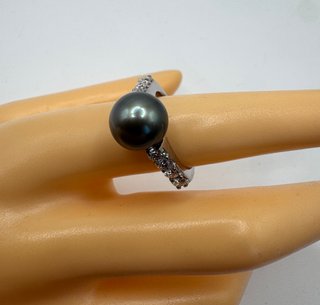 Anillo Oro 18kt Perla Negra y Diamantes