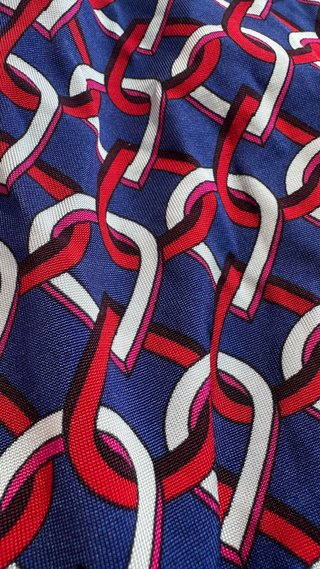 Jersey viscosa con cadena azul