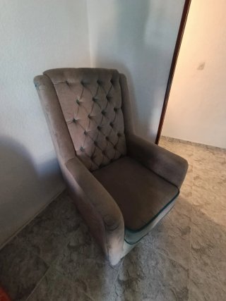 Butaca gris con detalles turquesa
