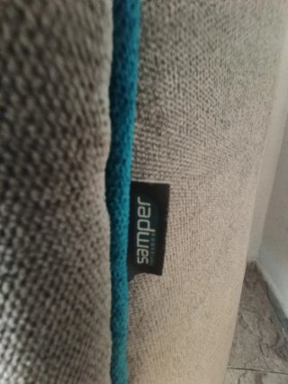 Butaca gris con detalles turquesa