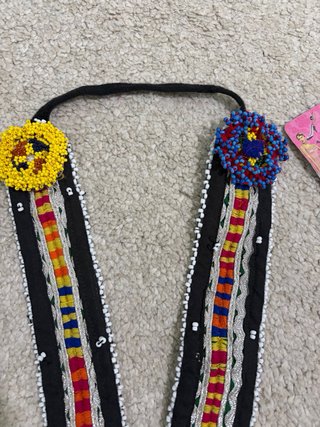 Collar de abalorios con etiqueta