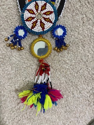 Collar de abalorios con etiqueta