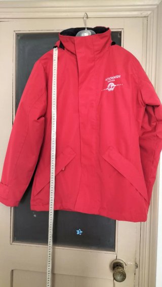 Chaquetón rojo con capucha extraíble