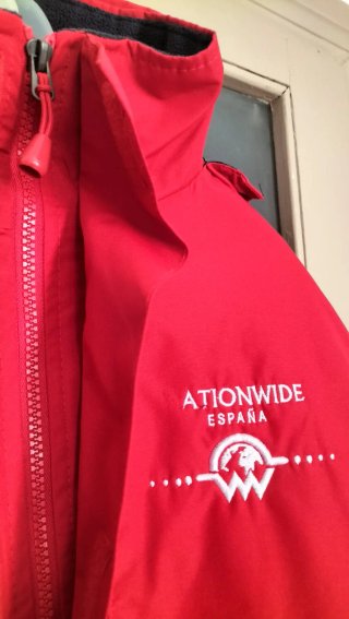 Chaquetón rojo con capucha extraíble