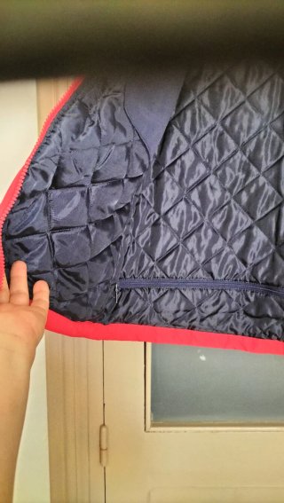 Chaquetón rojo con capucha extraíble