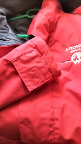 Chaquetón rojo con capucha extraíble
