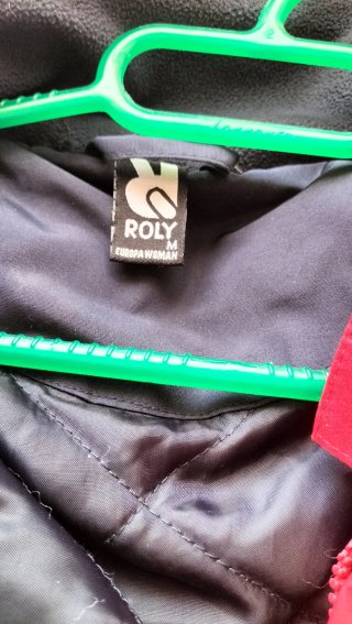 Chaquetón rojo con capucha extraíble