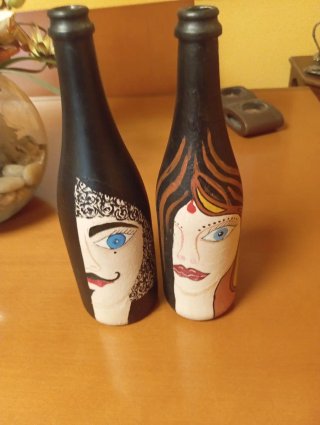 Botellas decoradas con caras pintadas a mano