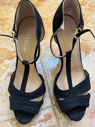 Tacones negros con brillos