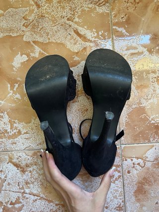 Tacones negros con brillos