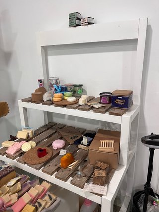 Estantería de madera y plástico