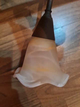 Lámpara de forja con tulipas de cristal