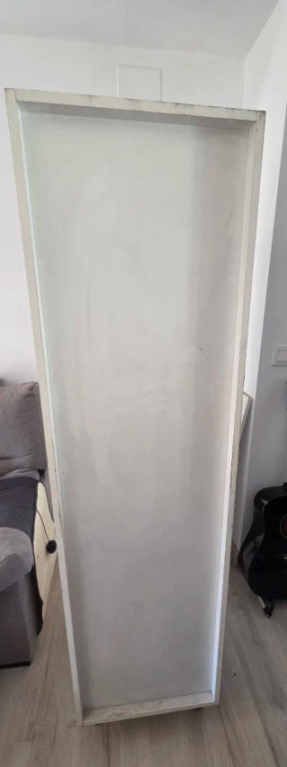 Mueble blanco con estantes