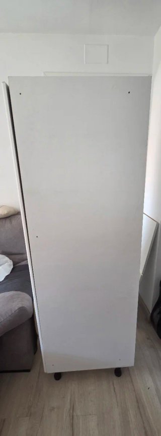 Mueble blanco con estantes