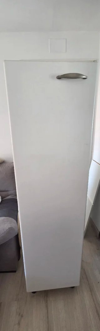 Mueble blanco con estantes