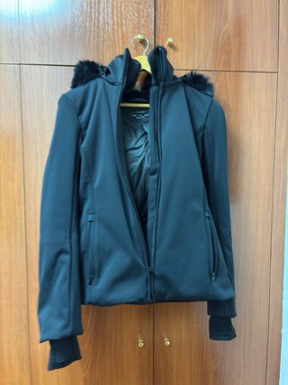 Chaqueta Oysho Negra con Capucha