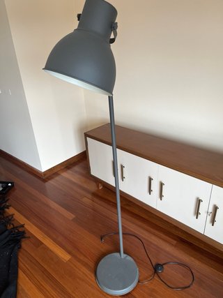 Lámpara de pie IKEA HEKTAR gris oscuro