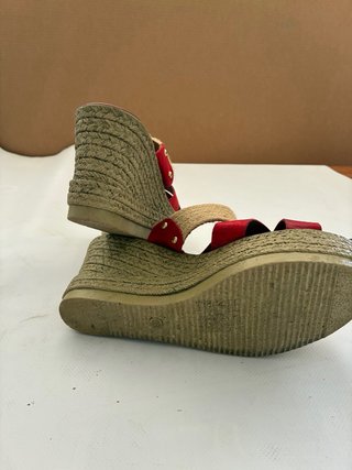 Sandalias cuña Primavera rojas y beige