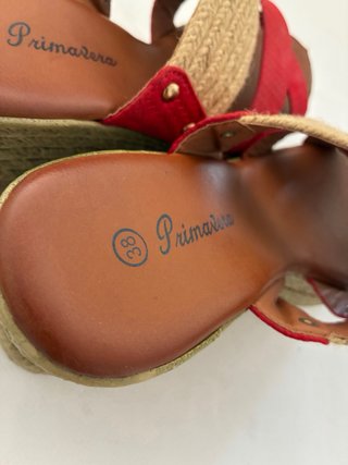 Sandalias cuña Primavera rojas y beige
