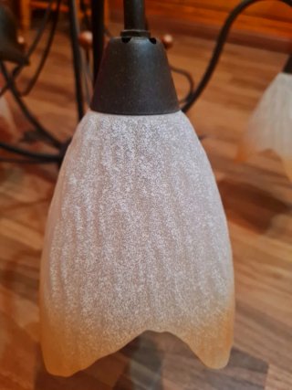 Lámpara de forja con hojas decorativas