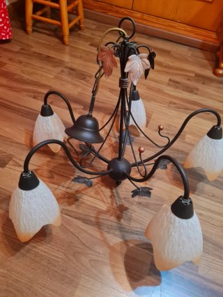 Lámpara de forja con hojas decorativas