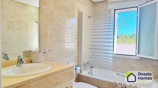 Ático en venta en Nueva Andalucía centro en Marbella