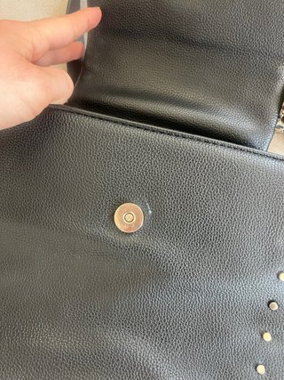 Bolso negro con tachuelas y pañuelo